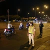 Cảnh sát giao thông-Cảnh sát cơ động Thành phố Hồ Chí Minh chốt chặn phòng chống đua xe trên đại lộ Võ Văn Kiệt. (Ảnh: Thành Chung/TTXVN)