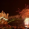 Pháo hoa mừng Năm mới rực rỡ trên cầu cảng Sydney. (Ảnh: AFP/TTXVN)