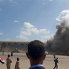Khói bốc lên sau vụ nổ ở sân bay Aden (Yemen) ngày 30/12/2020. (Ảnh: AFP/TTXVN)