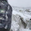 Các nhà khoa học tiến hành phủ những tấm chăn từ vải địa kỹ thuật lên đoạn sông băng. (Nguồn: thetimes.co.uk)