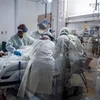 Nhân viên y tế điều trị cho bệnh nhân COVID-19 tại trung tâm y tế ở Tarzana, California, Mỹ. (Ảnh: AFP/TTXVN)