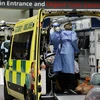 Chuyển bệnh nhân mắc COVID-19 tới bệnh viện ở London, Anh. (Ảnh: AFP/TTXVN)