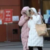 Người dân di chuyển trên đường phố trong thời tiết giá lạnh tại Bắc Kinh, Trung Quốc. (Ảnh: THX/TTXVN)