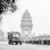 Hàng vạn người dân Thủ đô Phnom Penh đứng dọc hai bên đường, lưu luyến tiễn đưa quân tình nguyện Việt Nam hoàn thành nghĩa vụ quốc tế, lên đường trở về nước. (Ảnh: TTXVN)