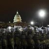 Cảnh sát chống bạo động Mỹ phong tỏa bên ngoài tòa nhà Quốc hội ở Washington DC. (Ảnh: AFP/TTXVN)