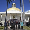 Tân Chủ tịch Quốc hội Venezuela Jorge Rodriguez (giữa) chụp ảnh chung với các nghị sỹ Quốc hội khóa mới tại Caracas. (Ảnh: AFP/TTXVN)
