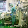 Nhân viên y tế chăm sóc bệnh nhân COVID-19 tại bệnh viện ở Aachen, miền Tây Đức. (Ảnh: THX/TTXVN)