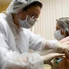 Nhân viên y tế tiêm vắcxin Sputnik-V phòng COVID-19 cho người dân tại Moskva, Nga. (Ảnh: AFP/ TTXVN)