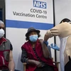 Tiêm vắcxin phòng COVID-19 cho người dân tại bệnh viện ở London, Anh. (Ảnh: AFP/TTXVN)