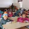 Học sinh mặc đủ ấm khi đến lớp đảm bảo sức khỏe để chống chọi với thời tiết khắc nhiệt trên cao nguyên đá Sìn Hồ tỉnh Lai Châu. (Ảnh: Quý Trung/TTXVN)
