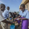 Người dân rửa tay phòng lây nhiễm COVID-19 tại Lilongwe, Malawi. (Ảnh: AFP/TTXVN)