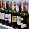 Rượu vang từ Pháp được trưng bày tại một triển lãm ở New York, Mỹ. (Ảnh: AFP/TTXVN)