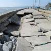 Đê biển Đông Hải bị sóng đánh gây hư hỏng nghiêm trọng. (Ảnh: Nguyễn Thành/TTXVN)