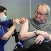 Một người cao tuổi được tiêm vắcxin ngừa COVID-19 tại Oslo, Na Uy. (Ảnh: AFP/TTXVN)