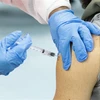 Người dân tiêm chủng vắcxin ngừa COVID-19 tại New York, Mỹ. (Ảnh: AFP/TTXVN)