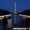 Tổng thống đắc cử Mỹ Joe Biden cùng phu nhân (phải) và Phó Tổng thống đắc cử Kamala Harris cùng phu quân tham dự lễ tưởng niệm các nạn nhân COVID-19. (Nguồn: AP)