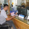 Người dân làm thủ tục hành chính tại bộ phận một cửa UBND thành phố Ninh Bình. (Ảnh: Hải Yến/TTXVN)