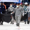 Lực lượng cứu hộ chuyển thi thể nạn nhân trong vụ máy bay của Hãng hàng không Sriwijaya Air bị rơi ngoài khơi Jakarta, Indonesia. (Ảnh: THX/TTXVN)