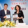 Nhà báo Lê Quang Minh, Giám đốc VTV Digital (trái) và bà Tạ Thúy Hà, Giám đốc Tiếp thị ngành hàng sữa tiêu dùng FCV (phải) tiến hành ký kết hợp tác.
