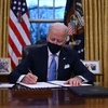 Tân Tổng thống Mỹ Joe Biden ký một loạt sắc lệnh hành pháp đảo ngược chính sách của Tổng thống tiền nhiệm. (Ảnh: AFP/TTXVN)