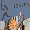 Biểu tượng ngọn đuốc Olympic Tokyo 2020 được trưng bày tại khu công viên thủy sinh Aquamarine Fukushima ở Iwaki, tỉnh Fukushima. (Ảnh: AFP/TTXVN)