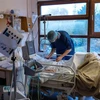 Nhân viên y tế điều trị cho bệnh nhân COVID-19 tại bệnh viện Emile-Muller ở Mulhouse, miền Đông Pháp. (Ảnh: AFP/TTXVN)