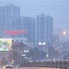 Khu đô thị Times city Minh Khai chìm trong làn sương. (Ảnh: Hoàng Hiếu/TTXVN)