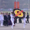 Các lãnh đạo Đảng, Nhà nước cùng đại biểu dự Đại hội XIII của Đảng đặt vòng hoa và vào Lăng viếng Chủ tịch Hồ Chí Minh. (Ảnh: Dương Giang/TTXVN)