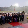 Các lãnh đạo Đảng, Nhà nước cùng đại biểu dự Đại hội XIII của Đảng đặt vòng hoa và vào Lăng viếng Chủ tịch Hồ Chí Minh. (Ảnh: TTXVN)