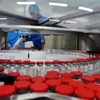 Một dây chuyền sản xuất vắcxin ngừa COVID-19. (Ảnh: AFP/TTXVN)