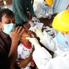 Nhân viên y tế lấy mẫu xét nghiệm COVID-19 tại Surakarta, Indonesia. (Ảnh: THX/TTXVN)