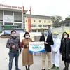 Đại diện nhãn hàng Cô Gái Hà Lan và Yomost trao tặng tượng trưng 42.000 ly sữa cho các y bác sỹ tuyến đầu tại tâm dịch Quảng Ninh.