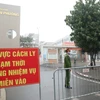 Lực lượng chức năng lập chốt tại cổng trường tiểu học Xuân Phương. (Ảnh: Minh Quyết/TTXVN)