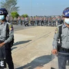 Cảnh sát phong tỏa tuyến đường dẫn tới tòa nhà Quốc hội ở thủ đô Naypyidaw ngày 29/1. (Ảnh: AFP/TTXVN)