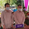 Hai bị cáo Lâm Văn Tưa và Lâm Thanh Mẩn tại phiên tòa xét xử. (Ảnh: TTXVN phát)