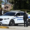 Cảnh sát phong tỏa khu vực nơi 2 đặc vụ FBI thiệt mạng khi khám xét nhà một nghi phạm ở bang Florida, Mỹ. (Ảnh: AFP/TTXVN)