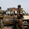 Binh sỹ Niger điều tra tại hiện trường một vụ đánh bom xe ở Kouré Reserve, Niger. (Ảnh: AFP/TTXVN)