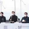 Tổng thống Hàn Quốc Moon Jae-in (giữa) lễ ký kết thỏa thuận đầu tư dự án tổ hợp điện gió ngoài khơi lớn nhất thế giới. (Nguồn: Yonhap)