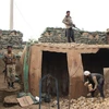 Lực lượng an ninh Afghanistan gác tại một điểm kiểm soát ở Kunduz. (Ảnh: THX/TTXVN)