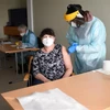 Tiêm vắcxin ngừa COVID-19 cho người cao tuổi tại viện dưỡng lão ở Froendenberg, Đức. (Ảnh: AFP/TTXVN)