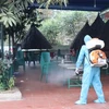 Cán bộ y tế xịt khử khuẩn tại quán lẩu dê Vườn Xoài, nơi BN1980 đến ngày 5/2. (Nguồn: thanhnien.vn)