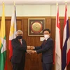 Đại sứ Việt Nam Hoàng Văn Lợi (phải) bàn giao vai trò Chủ tịch Ủy ban ASEAN tại Pretoria (APC) 2021 cho Đại sứ Indonesia Salman Al Farisi (trái). (Ảnh: Đình Lượng/TTXVN)