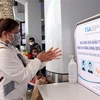 Hành khách rửa tay sát khuẩn trước khi vào khu vực làm thủ tục tại sân bay Tân Sơn Nhất. (Ảnh: Tiến Lực/TTXVN)