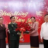 Đại tá Nguyễn Chiến, Phó Tư lệnh Binh đoàn 11, thay mặt cán bộ chiến sỹ Binh đoàn nhận lẵng hoa tươi thắm của Chủ tịch Quốc hội Lào Pany Yathotou. (Ảnh: Phạm Kiên/TTXVN)