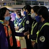 Trưởng Ban Dân vận Trung ương Trương Thị Mai động viên các nữ công nhân vệ sinh môi trường đã đóng góp công sức giúp cho thành phố Đà Lạt luôn sạch đẹp. (Ảnh: Nguyễn Dũng/TTXVN)