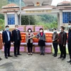 Lãnh đạo Châu Văn Sơn và doanh nghiệp tỉnh Vân Nam (Trung Quốc) trao tặng khẩn cấp vật tư y tế cho tỉnh Hà Giang. (Nguồn: Tổng Lãnh sự quán Việt Nam tại Côn Minh)