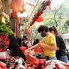 Khách hàng đang mua sắm quà tặng dịp Lễ tình nhân. (Ảnh: PV/Vietnam+)