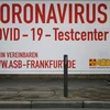 Một điểm điểm xét nghiệm nhanh COVID-19 tại Frankfurt, Đức. (Ảnh: THX/TTXVN)
