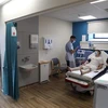 Bệnh nhân COVID-19 được điều trị tại bệnh viện Wexham Park, phía Tây thủ đô London, Anh. (Ảnh: AFP/TTXVN)