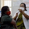 Nhân viên y tế tiêm vắcxin phòng COVID-19 cho người dân tại Bangalore, Ấn Độ. (Ảnh: THX/TTXVN)